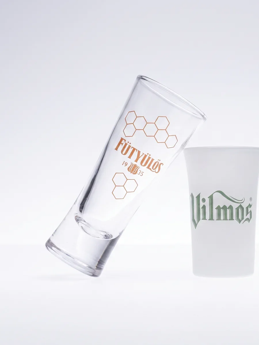 Átlátszó feles edény méhsejt mintával és matt fehér Vilmos feles, világos teraszon