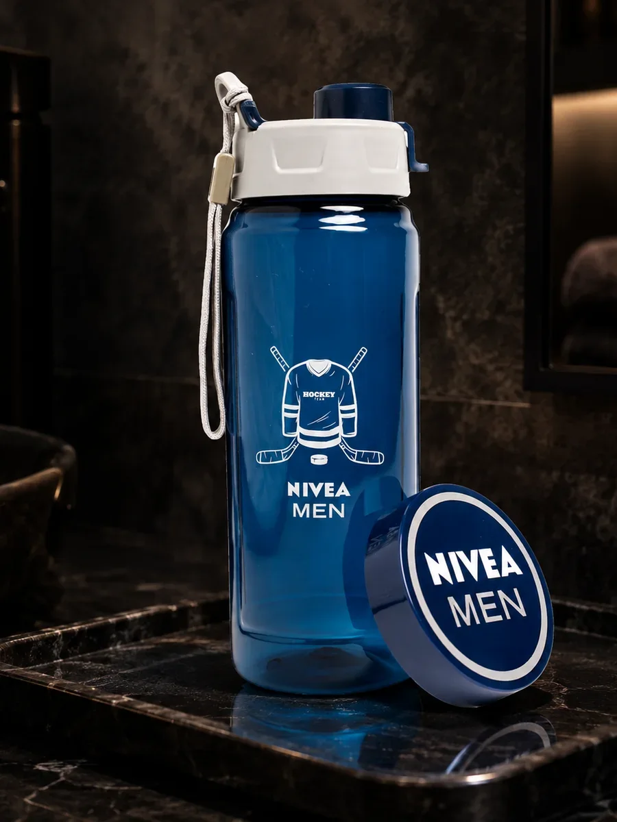 Áttetsző kék műanyag palack csavaros kupakkal és Nivea Men jelvénnyel, sötét öltözőpadon