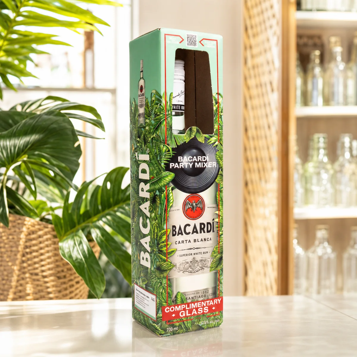 Leveles mintás italos díszdoboz Bacardi Carta Blanca üveggel, medencepartnál, mellette koktél