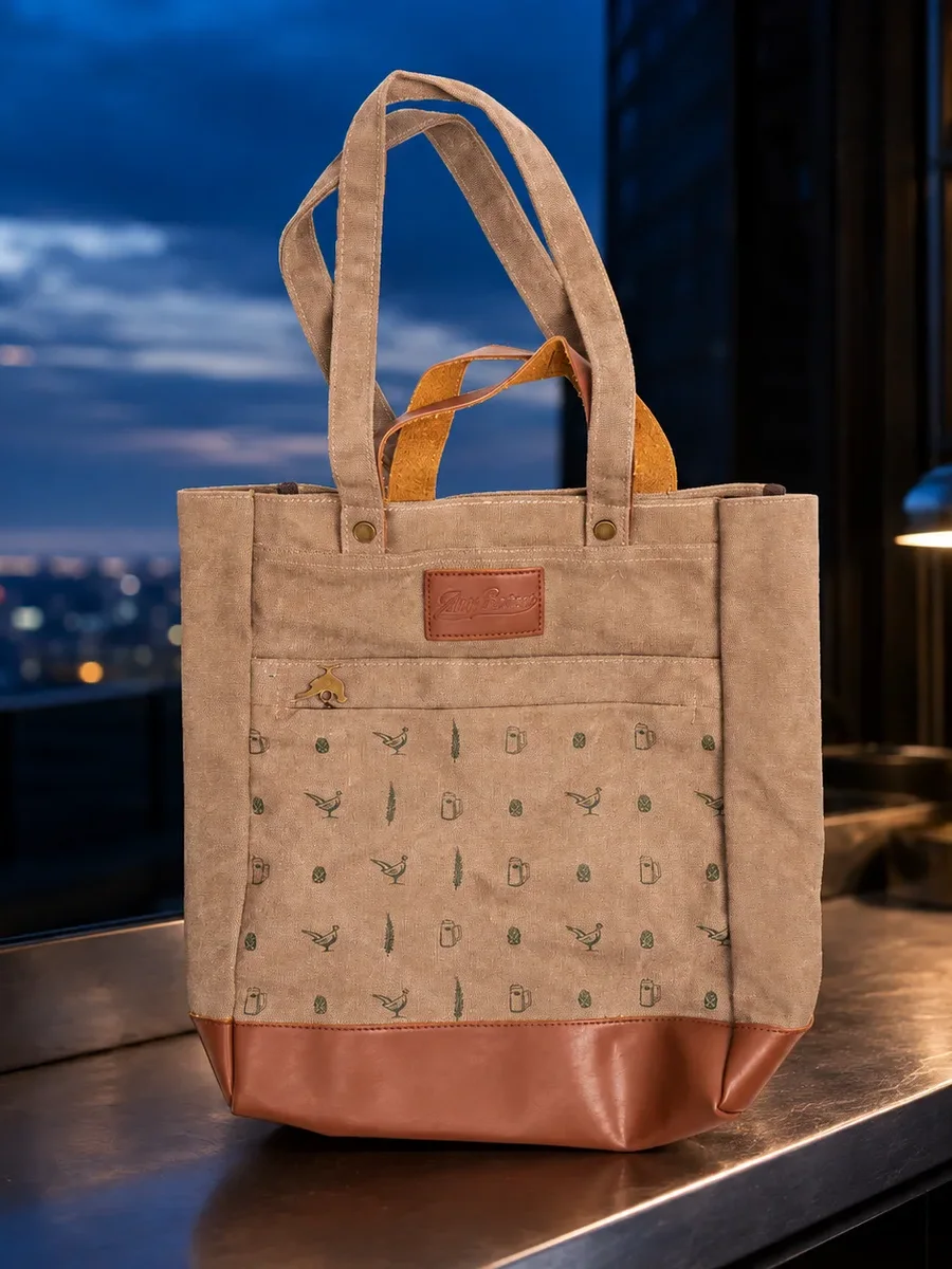 Parafa mintás vászon shopper bőr díszítéssel, sötét enteriőrben